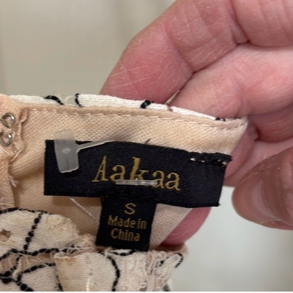 Aakaa Women’s Elegant Floral Lace Tan and Cream  Backless Dress size Small - Picture 3 of 15